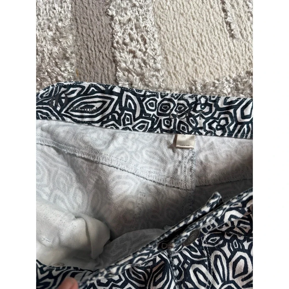 Loft Navy White Geometric Floral Denim Shorts Raw Hem Size 10 5 Inch Inseam